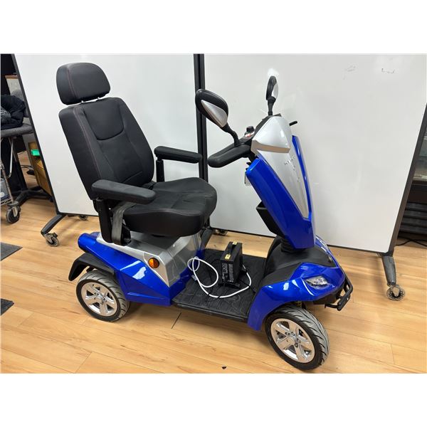 KYMCO MAXER MOBILITY SCOOTER *MODEL DE PLANCHER, 0km ODO* BRIGHT BLUE