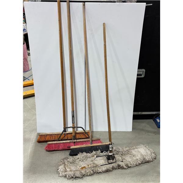 LOT DE 3 BALAIS ET 1 BALAIS À POUSIÈRE