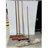 Image 1 : LOT DE 3 BALAIS ET 1 BALAIS À POUSIÈRE