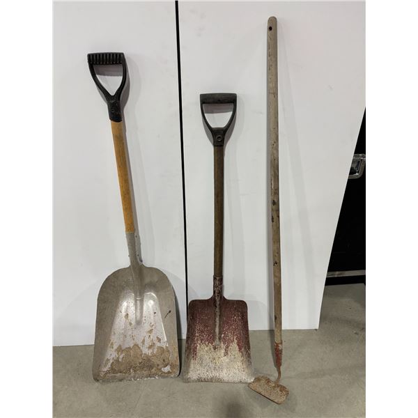 LOT DE 2 PELLES EN MÉTAL ET 1 HOUE