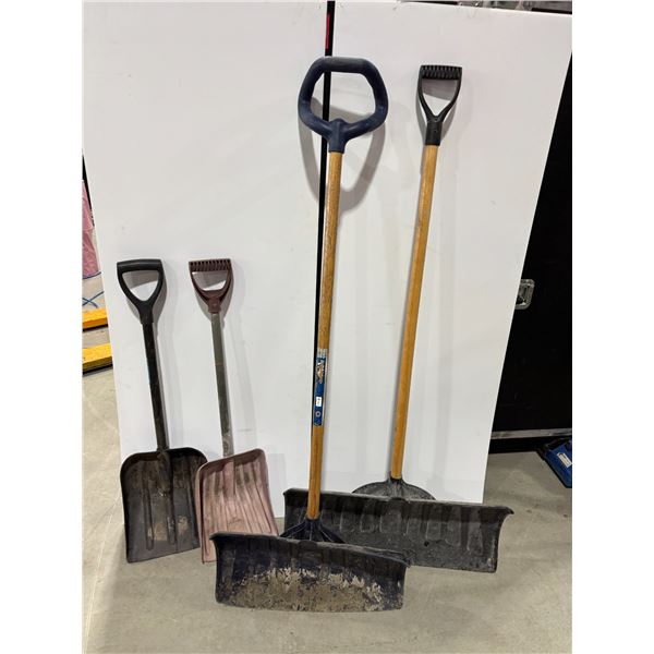 LOT DE 4 PELLES À NEIGE EN PLASTIQUE