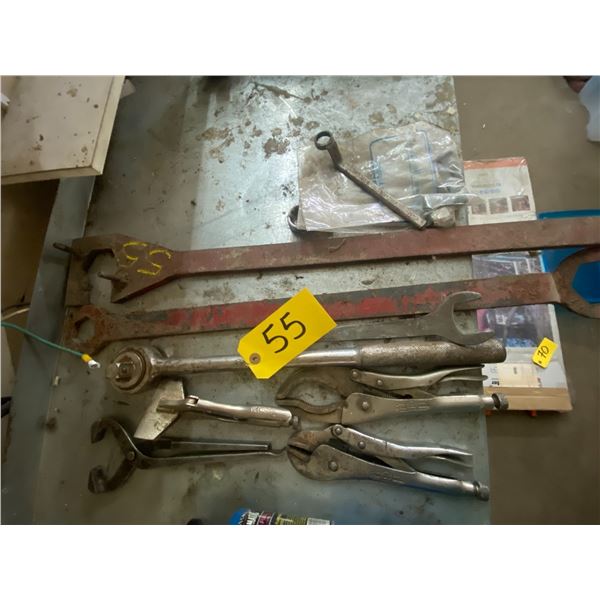 Approx 3 crescent wrenches, breaking disc wrenches, and ratchet drive.
