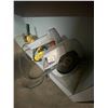 Image 3 : Angle grinder and 6" skill saw.