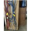 Image 2 : 2 blue air hoses. Good condition.