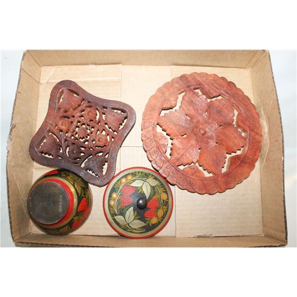 VINTAGE WOOD DECORATIVE ITEM LOT