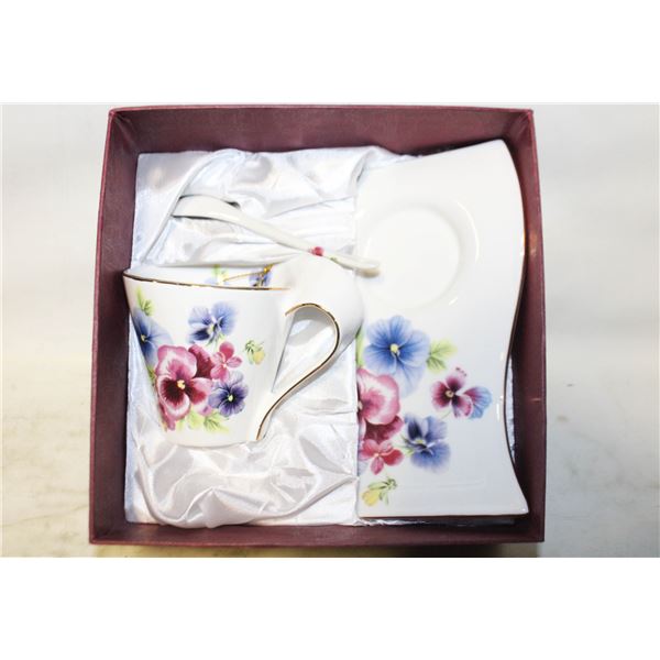 VINTAGE HANDMADE ADELINE FINE PORCELAIN TEA SET