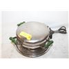 Image 1 : VINTAGE DOMINION BRAND ELECTRIC WAFFLE MAKER