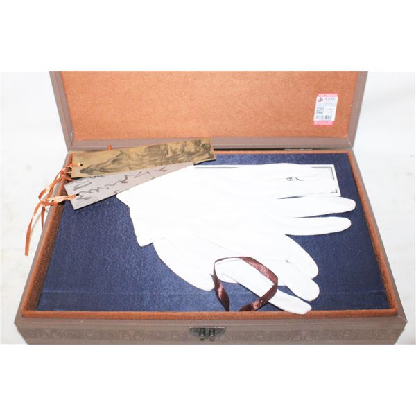 SILK THE ANALECTS OF CONFUCIUS DELUXE W GLOVES