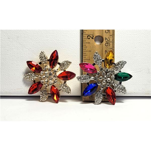 26)  LOT OF 2 SPARKLY BROOCHES.