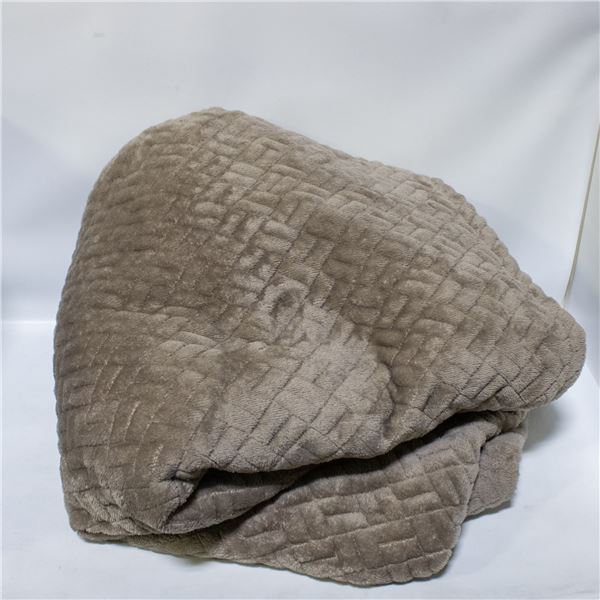 REVOLUTION HOME DECOR QUILTED THROW BLANKET BROWN