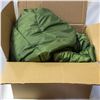 Image 1 : BELOW ZERO OUTDOOR BLANKET WITH HOOD GREEN