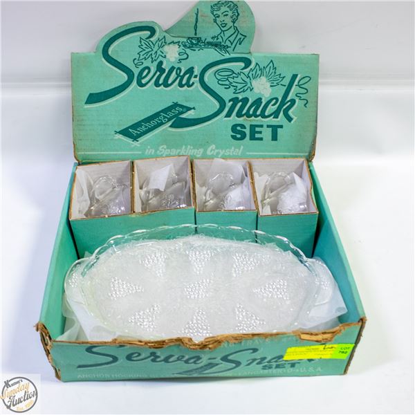 VINTAGE ANCHOR HOCKING 8-PIECE "SERVA-SNACK"