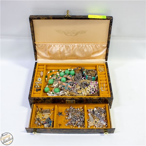 JEWELLERY BOX FULL OF ASSTD JEWELLERY