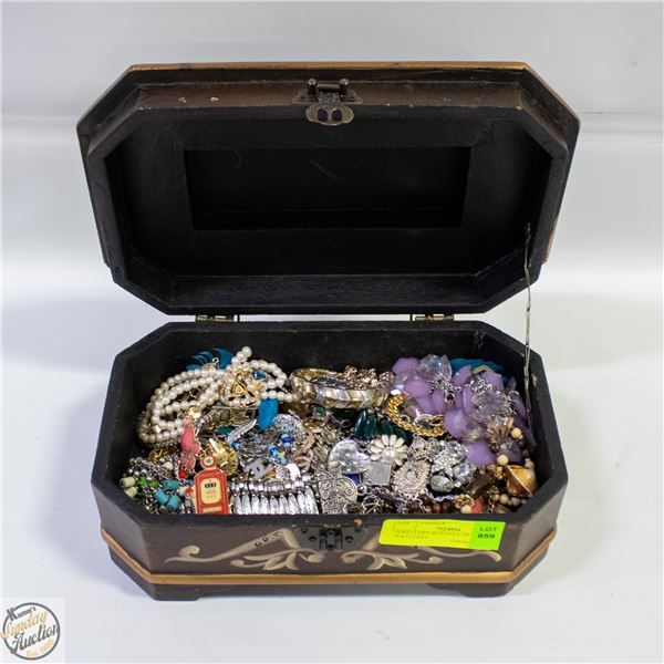 JEWELLERY BOX FULL OF ASSTD JEWELLERY