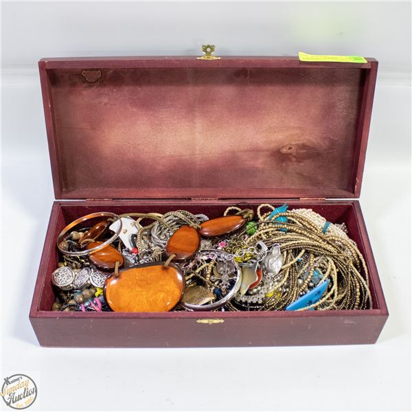 JEWELLERY BOX FULL OF ASSTD JEWELLERY