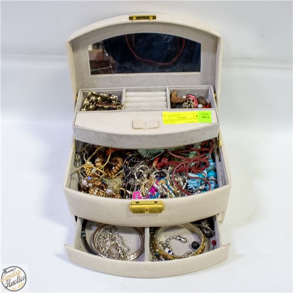 JEWELLERY BOX FULL OF ASSTD JEWELLERY