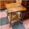 Image 1 : VINTAGE TIGER OAK TABLE 2' X 2' X 29"