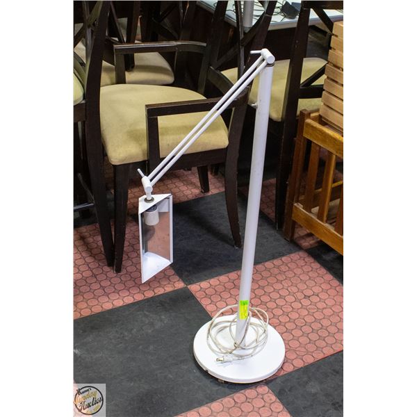 ADJUSTABLE FLOOR LAMP