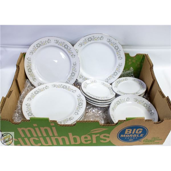 LOT OF 18 DINNER PLATES, BOWLS & SIDE PLATES