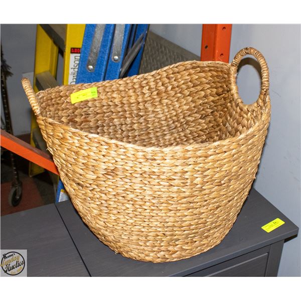SMALL OVAL WICKER BASKET
