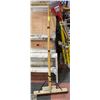 Image 1 : 2 SHOP BROOMS