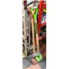 Image 1 : BUNDLE OF 2 SHINGLE STRIPPING SHOVELS INCL.