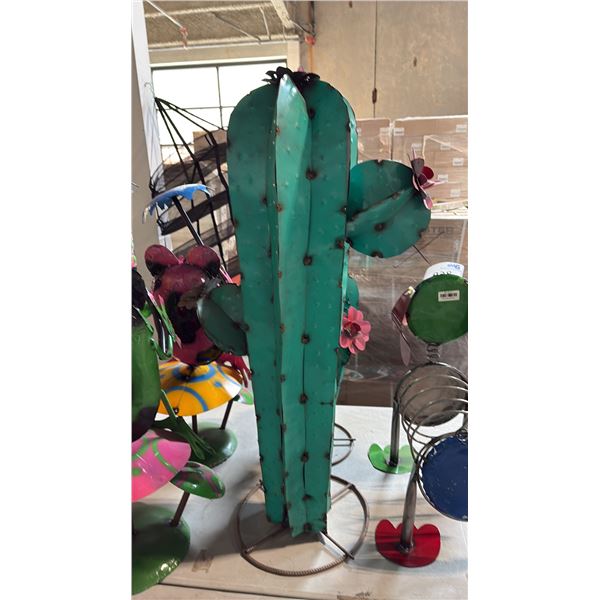 METAL CACTUS YARD ART 40"H