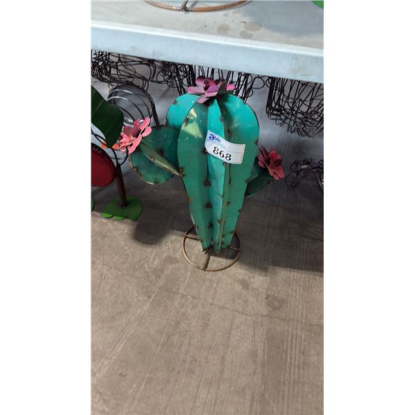 METAL CACTUS YARD ART 24"H