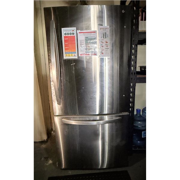 LG LRDCS2603S/01 Bottom Freezer Refrigerator