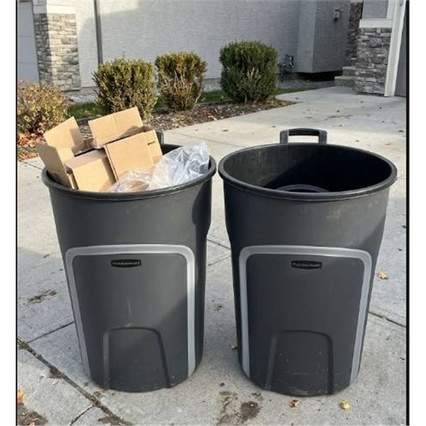 2 Rubbermaid Roughneck 121L (32 Gallon) Trash Bins