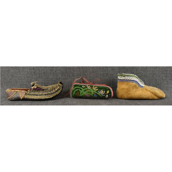 WOODLANDS DOLL CRADLE AND TWO SINGLE MOCCASINS