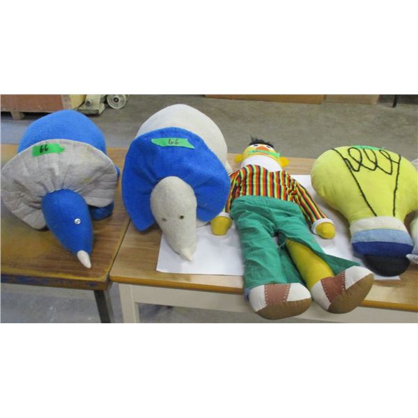 BOX C/W ASSORTED STUFFED TOYS