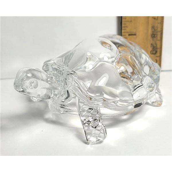 16)  CLEAR CRYSTAL TORTOISE FIGURINE.
