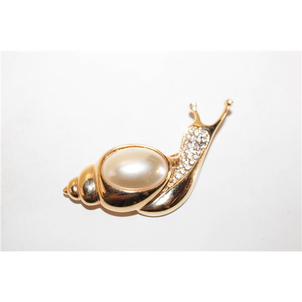 VTG. STYLE F. PEARL RHINESTONE SNAIL BROOCH