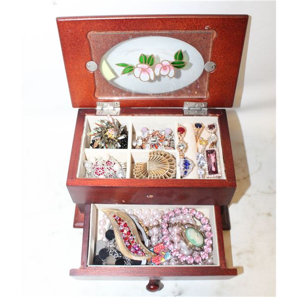 ESTATE JEWELLERY IN VINTAGE ESTATE BOX
