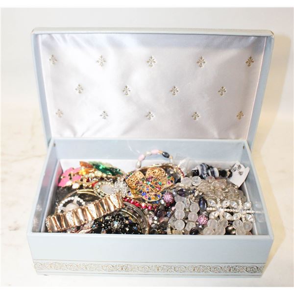 ESTATE JEWELLERY WITH VINTAGE BOX
