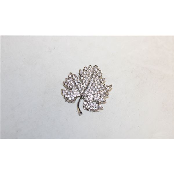 CLEAR CRYSTAL RHODIUM PLATING MAPLE LEAF BROOCH