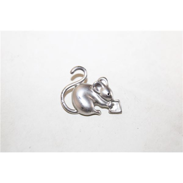 SILVERTONE MEDAL MOUSE WITH CHEESE BROOCH
