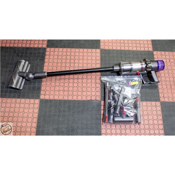 DYSON CYCLONE V11 TOTAL CLEAN CORDLESS VACUUM SET