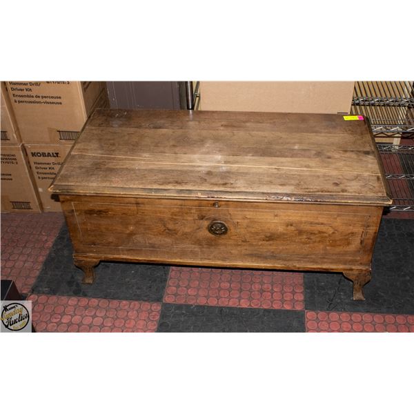 VINTAGE CEDAR HOPE CHEST DAMAGE TO LID