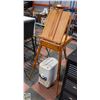 Image 1 : PORTABLE ARTISTS EASEL