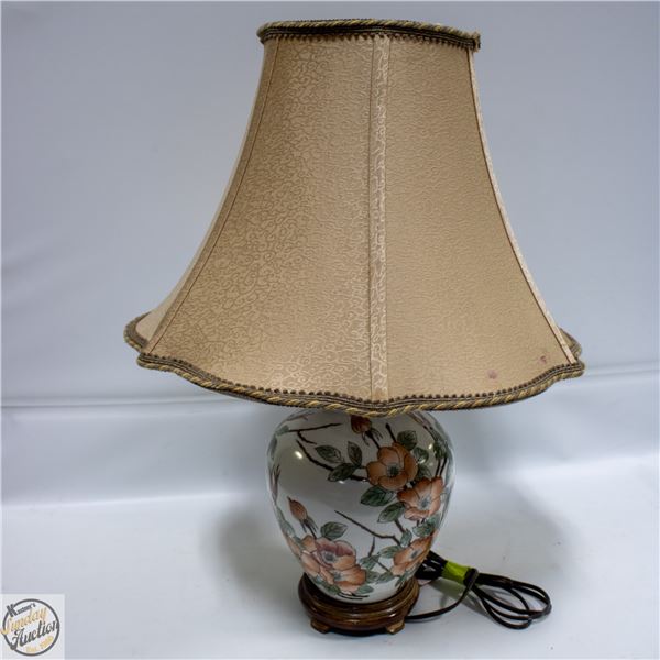 VINTAGE CERAMIC TABLE LAMP W/SHADE