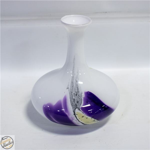 HANS JURGEN RICHARTZ WHITE AND PURPLE GLASS VASE.