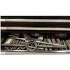Image 2 : BLACK WATERLOO 4 DRAWER TABLE TOP TOOL CHEST WITH ASSORTED TAP & DIE SETS, BANDING TOOL AND METAL 3