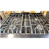 Image 5 : FRIGIDAIRE MODEL FGGH3047VD. 5.4 CU.FT. STAINLESS & BLACK 5 BURNER RANGE STOVE