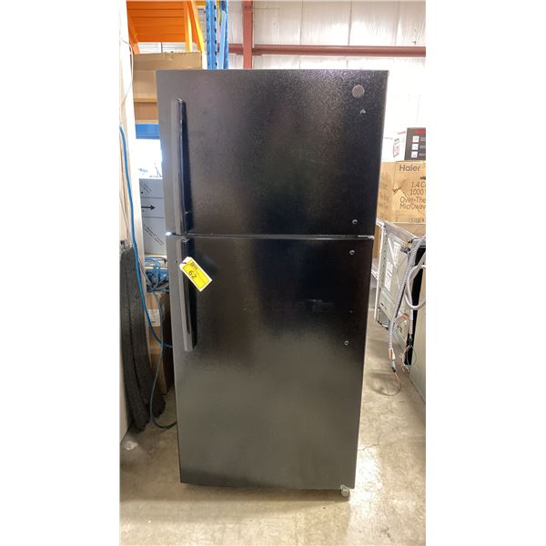 G.E APPLIANCES MODEL GTS18FTLKBB. 18 CU FT 30" TEXTURED BLACK TOP FREEZER REFRIGERATOR