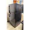 Image 2 : G.E APPLIANCES MODEL GTS18FTLKBB. 18 CU FT 30" TEXTURED BLACK TOP FREEZER REFRIGERATOR