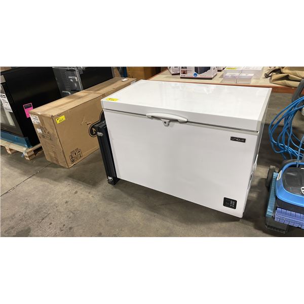 UNIQUE MODEL UGP-265L1 DC. WHITE 9.3 CU FT COMMERCIAL DISPLAY LOCKING CHEST FREEZER WITH