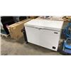 Image 1 : UNIQUE MODEL UGP-265L1 DC. WHITE 9.3 CU FT COMMERCIAL DISPLAY LOCKING CHEST FREEZER WITH