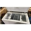 Image 4 : UNIQUE MODEL UGP-265L1 DC. WHITE 9.3 CU FT COMMERCIAL DISPLAY LOCKING CHEST FREEZER WITH